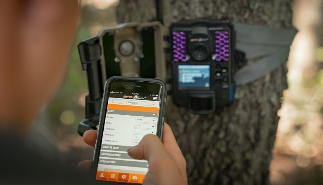 Comment est-ce que les caméras de chasse cellulaires se connectent au réseau cellulaire?
